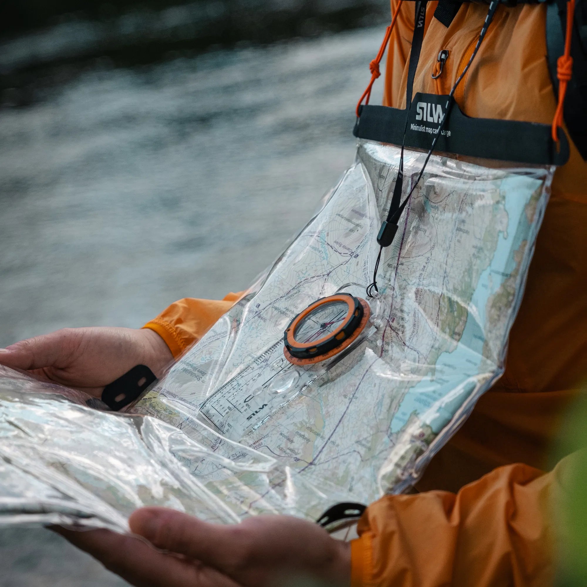 Minimalist map case Large_38364_lifestyle3