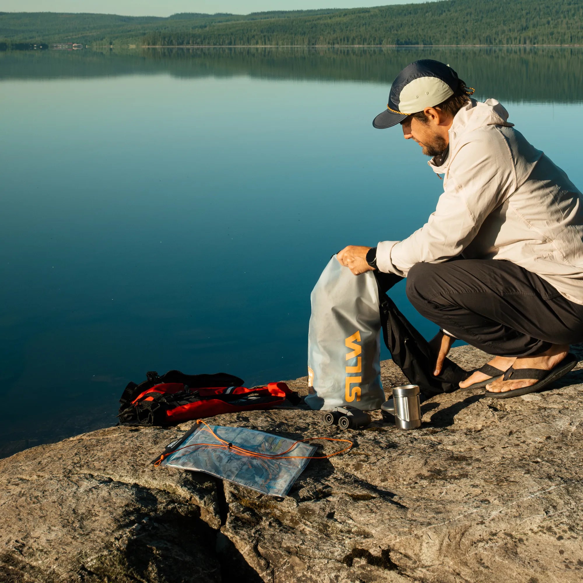 Minimalist map case Medium_38363_lifestyle1