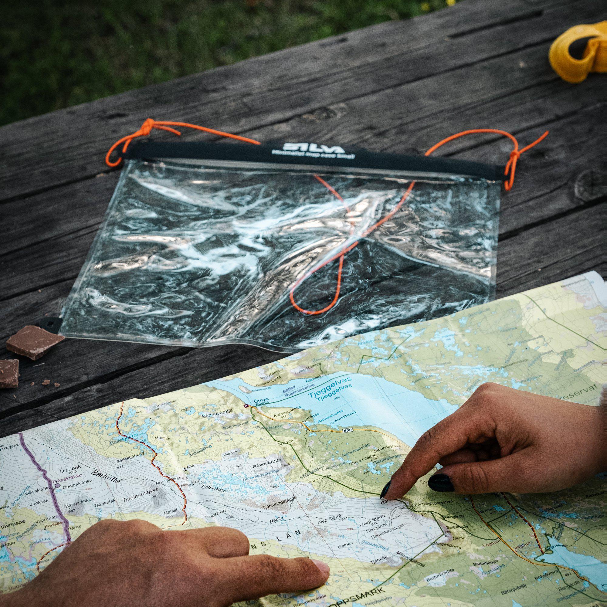 Minimalist map case Small_38362_lifestyle1