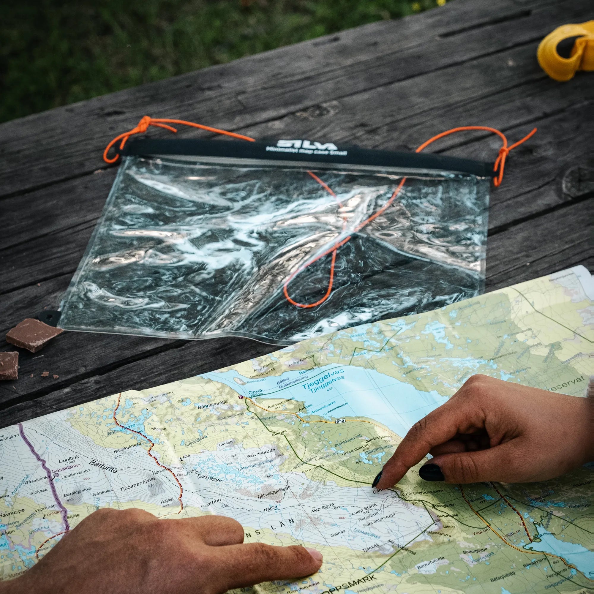 Minimalist map case Small_38362_lifestyle1