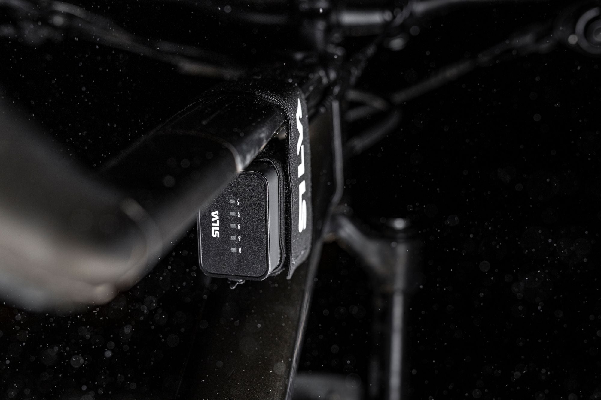 Headlamp battery 10.5 Ah_37999_mounted-productImages-dark,usecases&howto