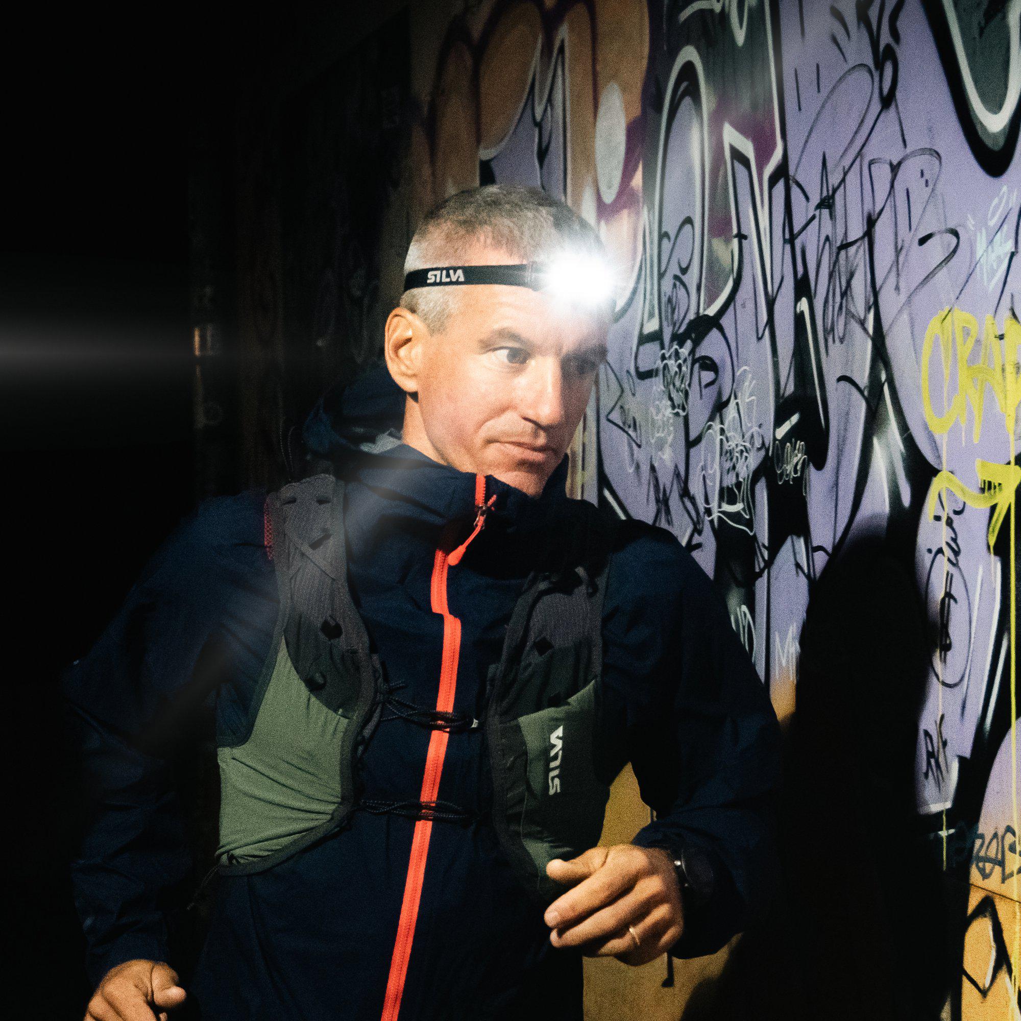 Smini LT Black_38631_lifestyle 1